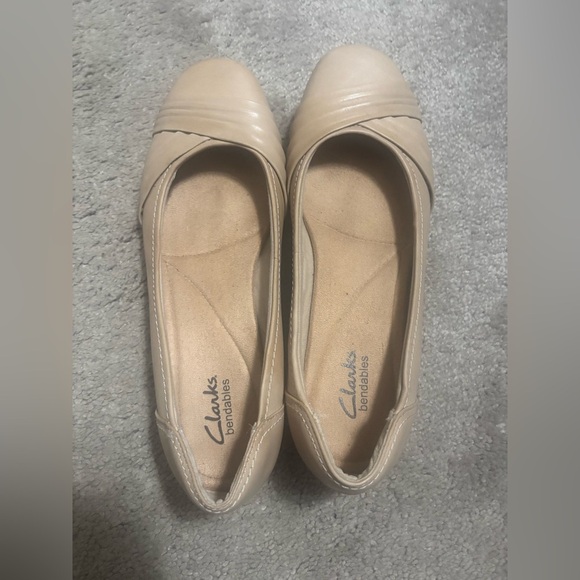 Clarks Women's Cream Loafers Size 9.5 - Picture 2 of 9